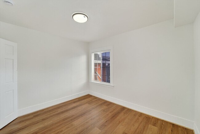 Building Photo - 4114 E 17th St