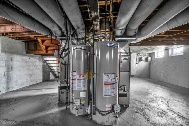 Building Photo - 420 E 222nd St