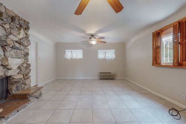 Building Photo - 612 Truman St SE