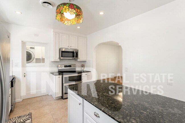 Building Photo - 657 40th St