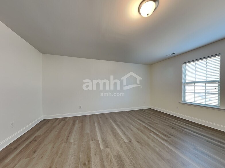 Building Photo - 185 Clubhouse Dr