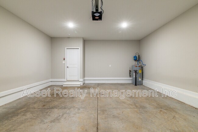 Building Photo - 7703 Honey Oaks Rd