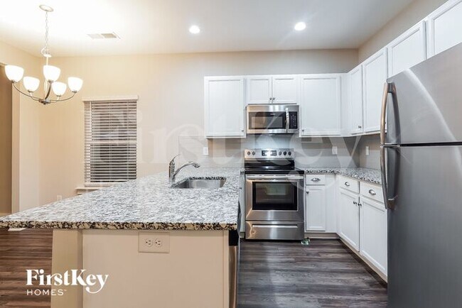 Building Photo - 2745 Village Pl