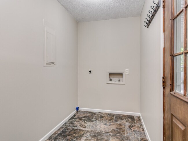 Building Photo - Spacious 3-Bed Home in District 6 with Pri...