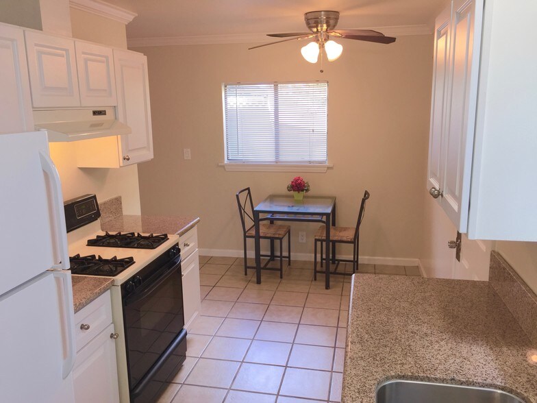 Building Photo - 411 Douglas St