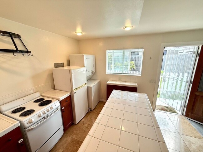 Building Photo - 3 units