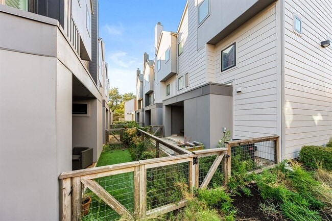 Building Photo - 5924 S Congress Ave