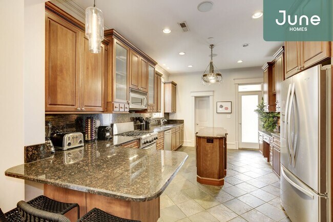 Building Photo - Full room in 4-bed/3.0-bath Home