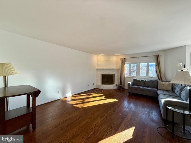 Building Photo - 28 Servan Ct