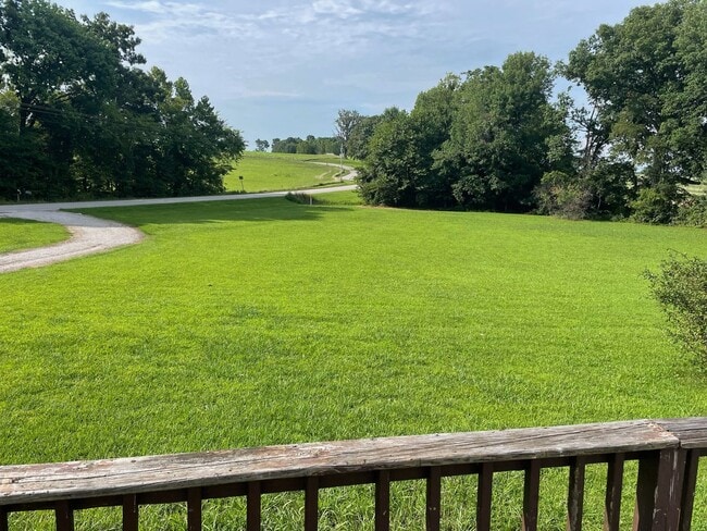 Building Photo - 2 Bed 1 Bath Mobile Home on large lot