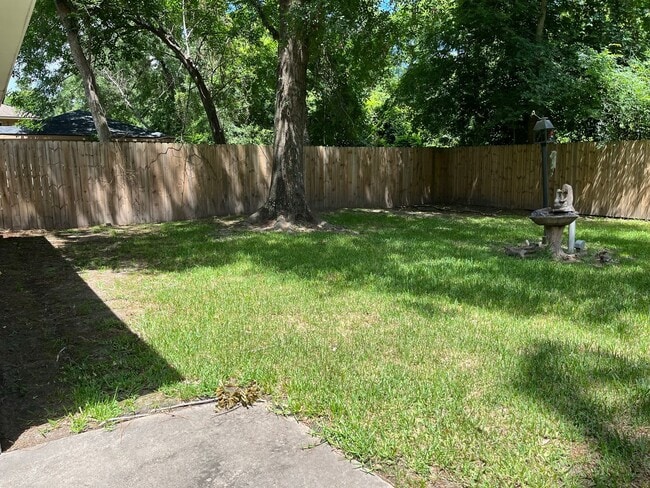 Building Photo - 4 bedroom, 2 bath - One story rental in Kingwood