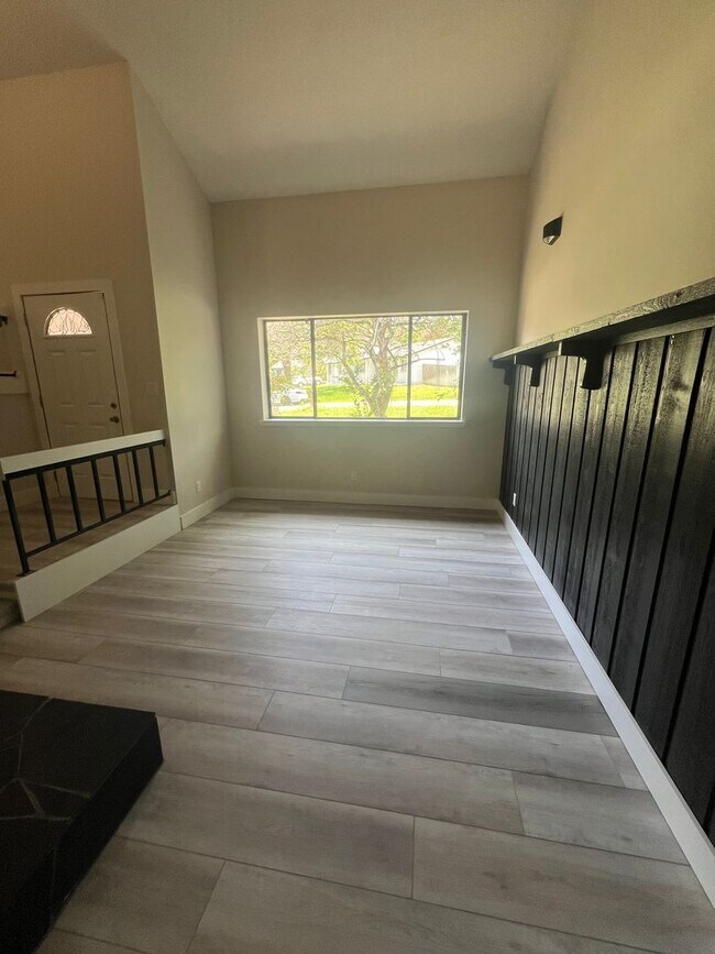 Building Photo - Spacious 4-Bedroom Pool Home in Desirable Winter Springs!