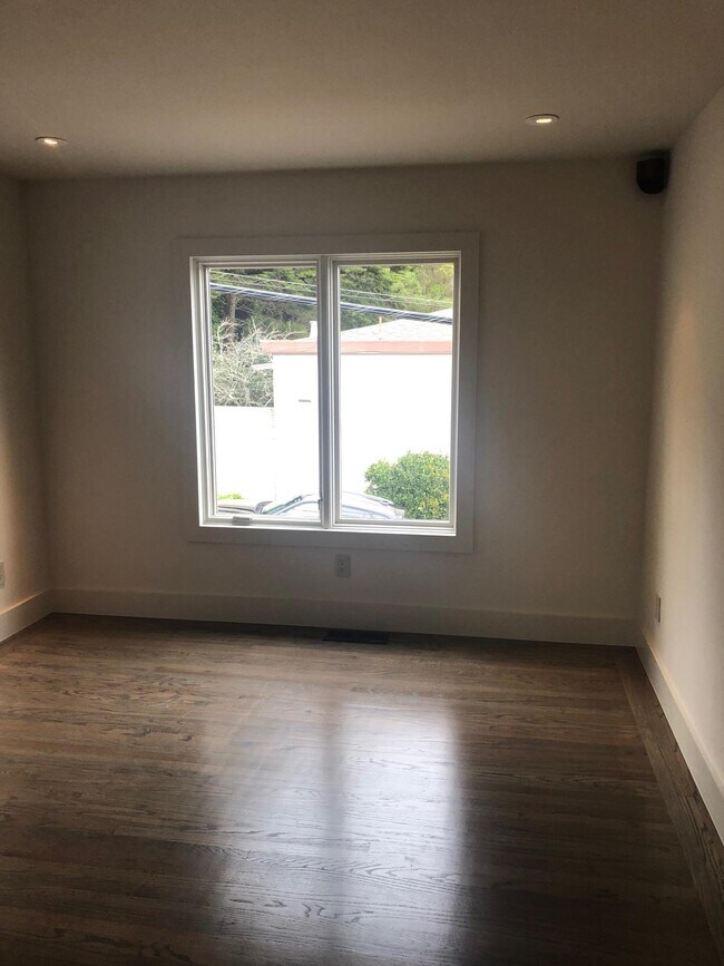 Building Photo - 394 Cresta Vista Dr