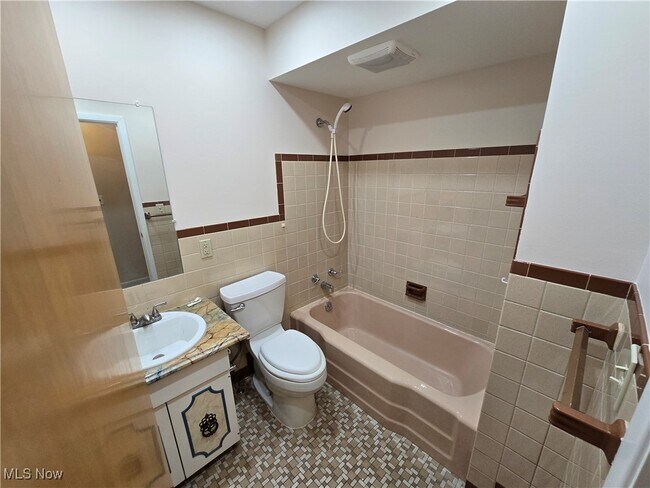 Building Photo - 5229 Evergreen Dr