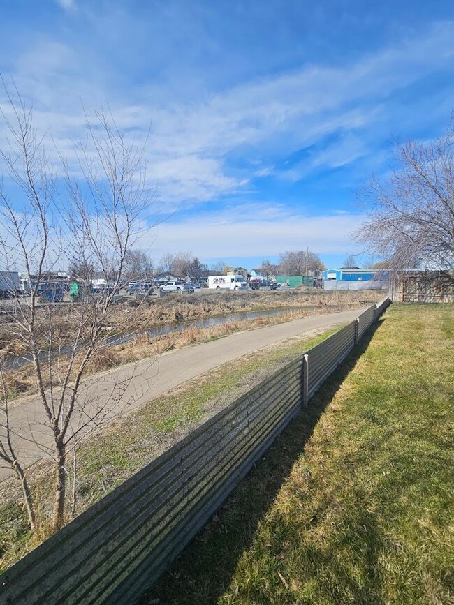 Building Photo - Cute 3 bed, 2 bath home in Nampa - Close t...