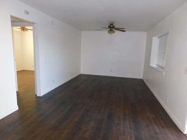 Building Photo - 325 S Norma St