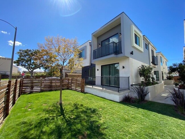 Building Photo - NEW SMART*4BD*4BA*TOWNHOME/ROOF DECK*CENTRAL AIR/HEAT*STAINLESS STEEL APPLIANCES*WASHER/DRYER IN ...