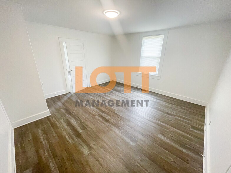 Building Photo - 276 Moore St