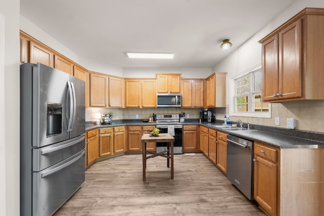 Building Photo - Spacious 5 Bedroom/3 Bath Home with Basement!