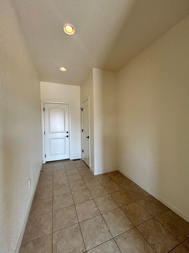 Building Photo - Spacious 5-Bedroom House with Large Fenced Yard