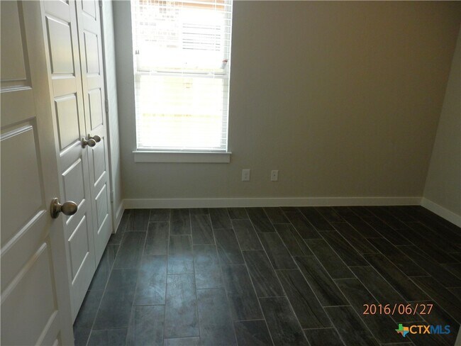Building Photo - 514 Creekside Frst