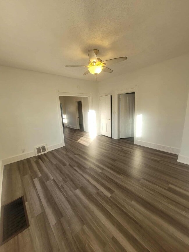 Building Photo - Lower 3 Bedroom 2 Bath Duplex in BG