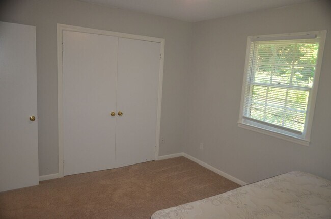 Building Photo - Updated 2BR/1.5BA Condo Near Stratford Rd