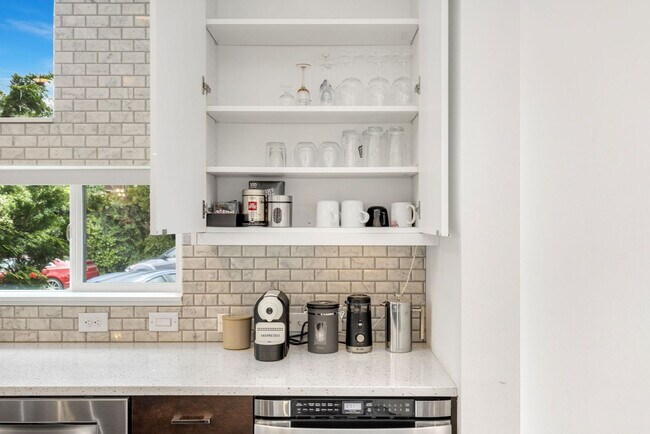 Building Photo - 301 Valley St