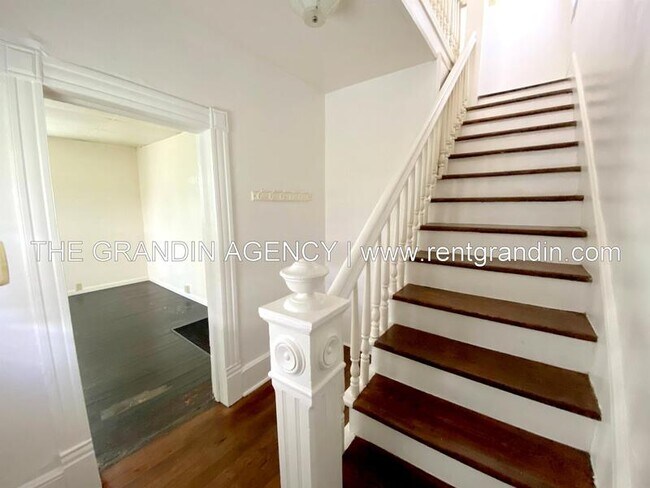 Building Photo - 909 13th St SE