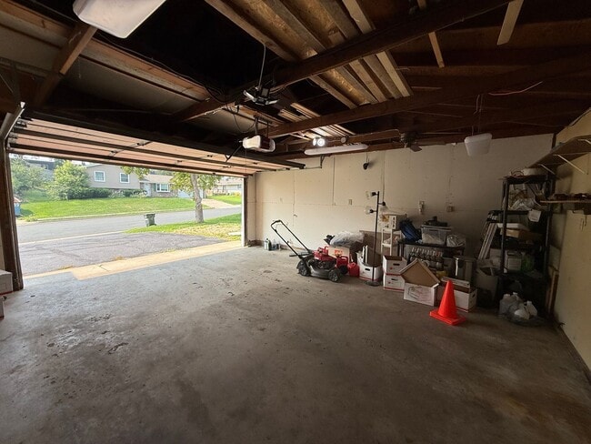 Building Photo - Modern 4 bed 2 Bath Split Level Single Fam...