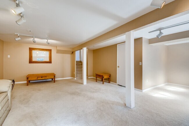 Building Photo - 121 Crawford Cir