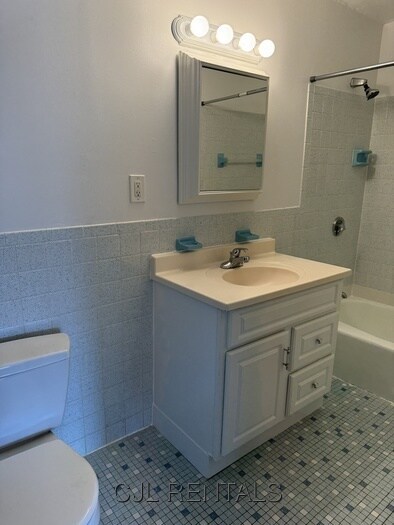 Building Photo - 71 Montvale Ave