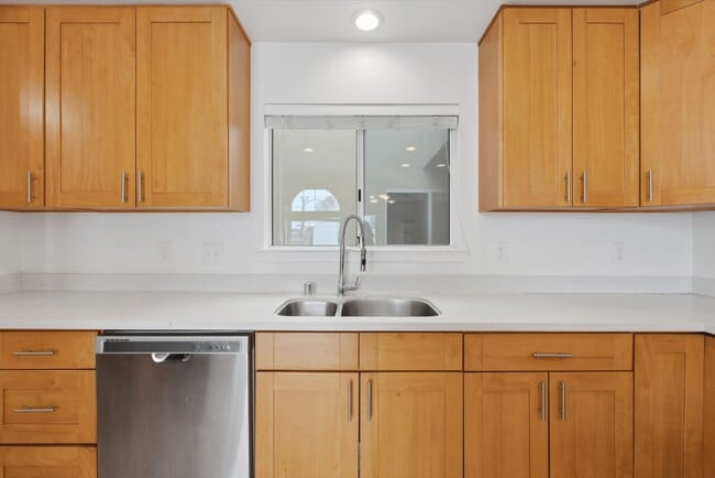 Building Photo - Top-Floor 3BR in Duplex Near BART | Vaulted Ceilings | In-Unit Laundry | Garage Parking