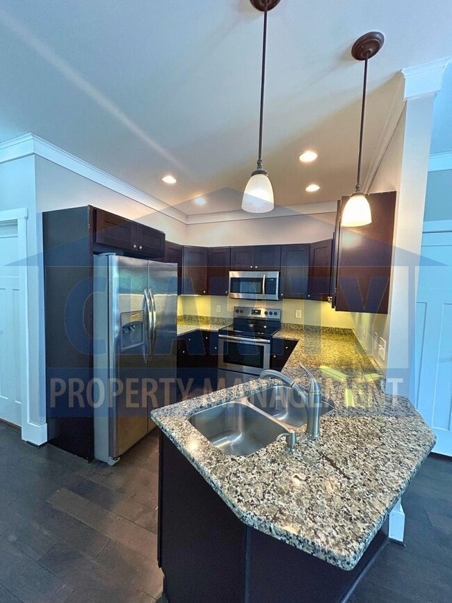 Building Photo - Modern townhome w/ master-on-main!