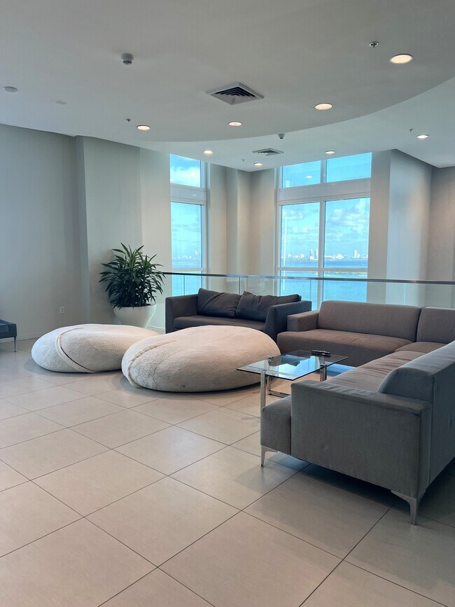 Building Photo - 1900 N Bayshore Dr