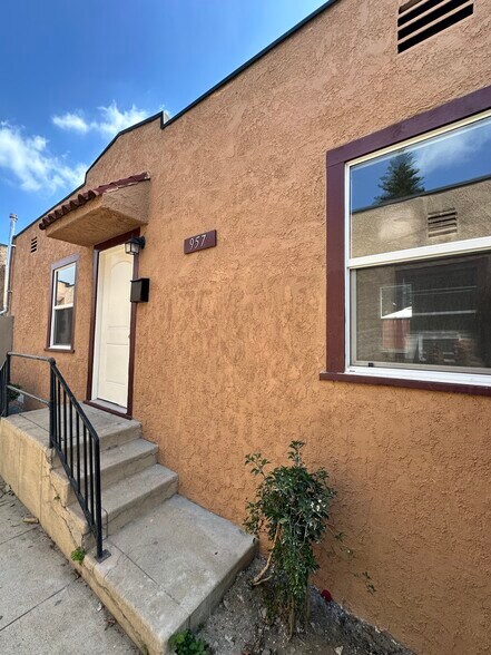 Building Photo - 957 W 45th St