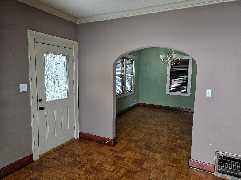 Building Photo - 715 S Rotherwood Ave