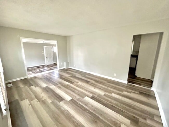 Building Photo - Lovely 3 Bedroom, 1.5 Bath with bonus room Available Now!- $1350 with a one-year commitment and t...