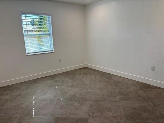 Building Photo - 5815 Erin Ln S