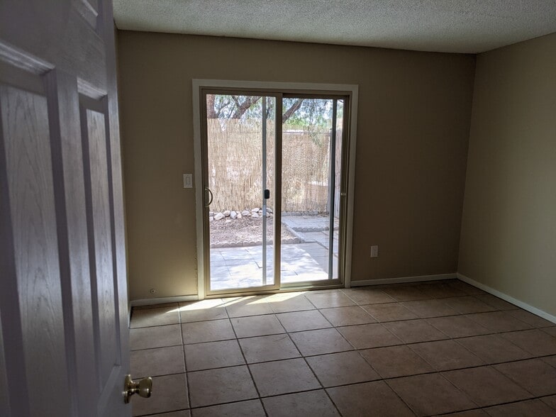 Master bedroom - 1945 W La Osa Dr