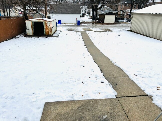 Building Photo - Spacious 2 Bedroom Home