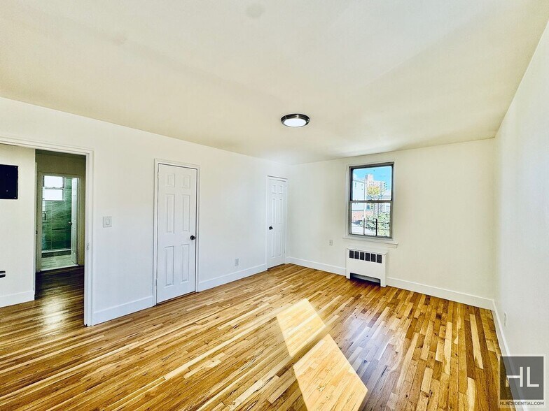 Building Photo - Newly Renovated 2 bedroom apartment spanni...