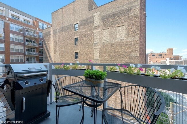 Building Photo - 933 W Van Buren St