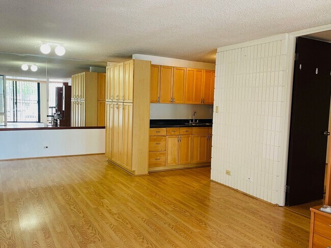 Building Photo - Partly Furnished 3-bedroom, 2-bath condo a...