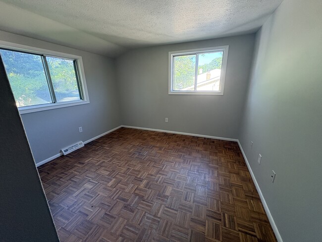 Building Photo - 256 Monroe Dr