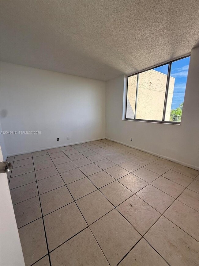 Building Photo - 2830 Somerset Dr