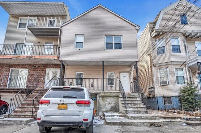 Primary Photo - 165 Winfield Ave