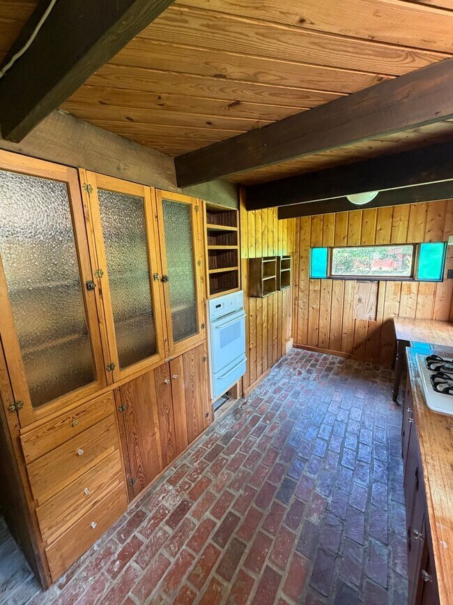 Building Photo - Unique farmhouse just outside Troy