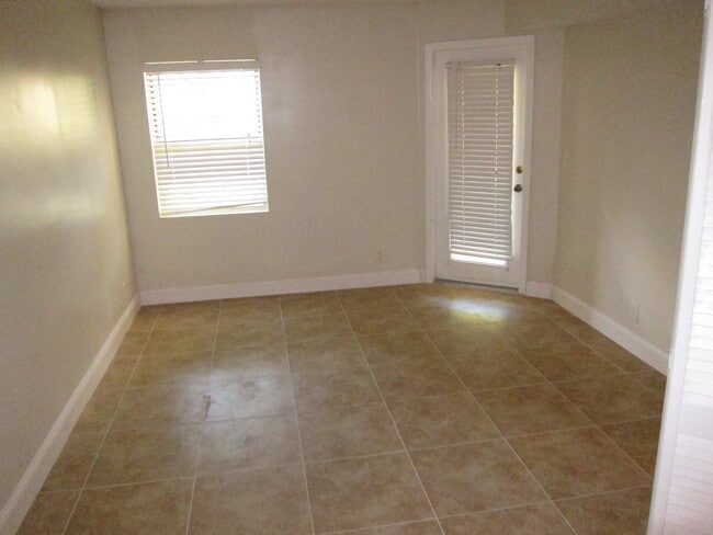 Building Photo - 9999 Summerbreeze Dr