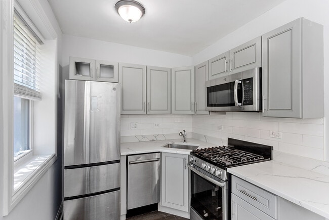 Building Photo - 1521 W Sherwin Ave